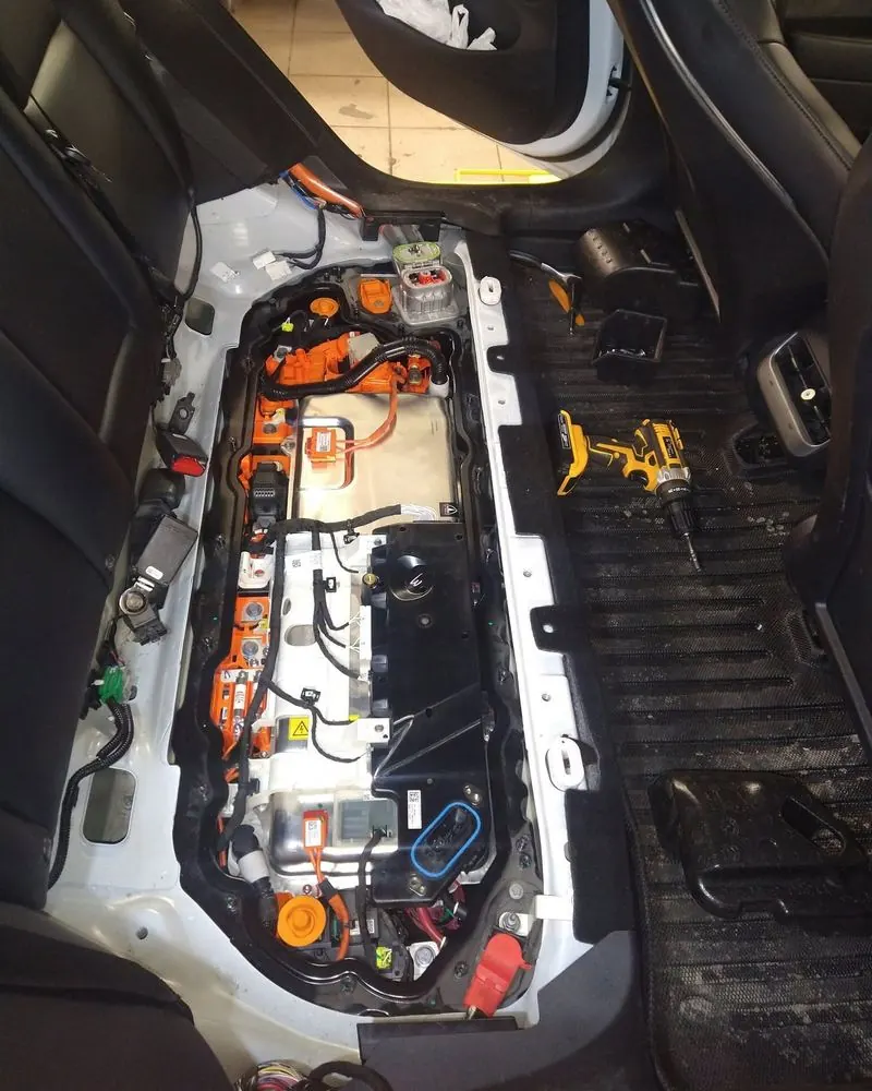 Tesla Model 3 aukštos įtampos sistema