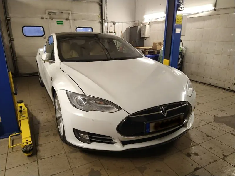 Tesla Model S serviso dirbtuvėse