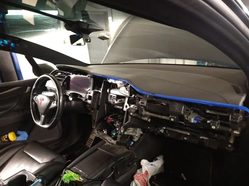 Tesla Model S prietaisų skydelio remontas
