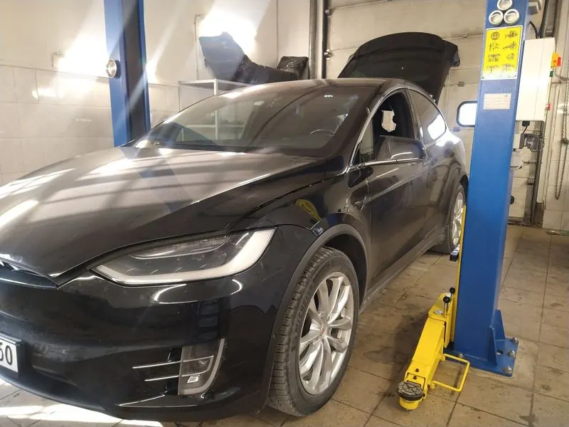 Tesla Model X ant keltuvo