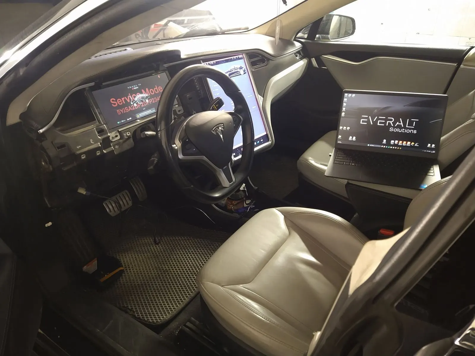 Tesla Model S diagnostika salone