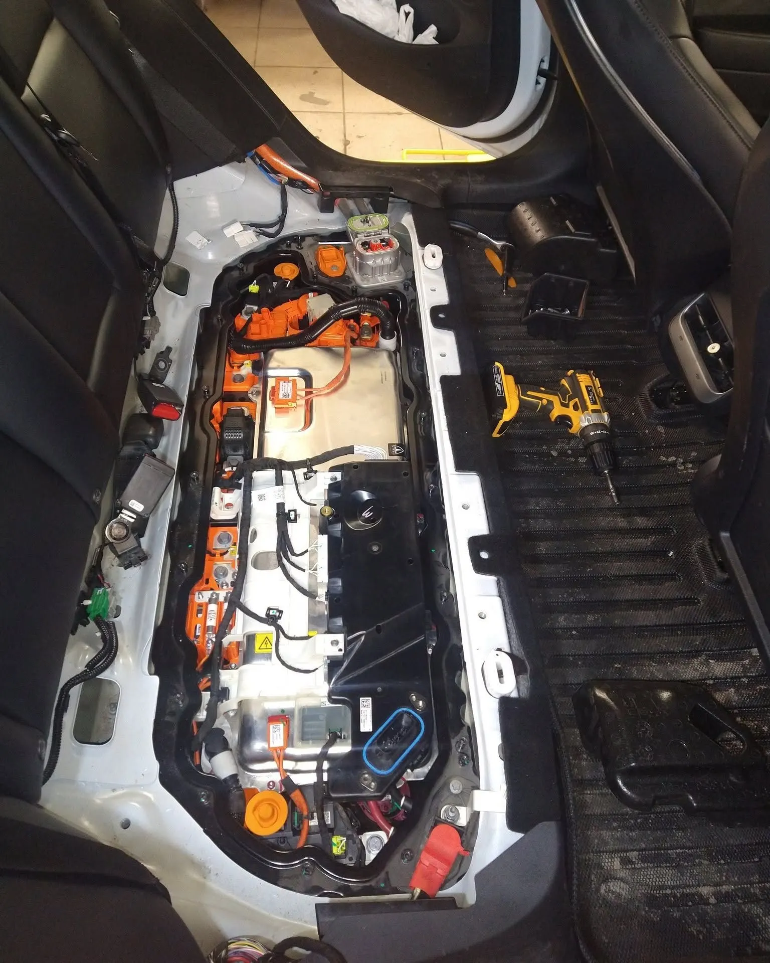 Tesla Model 3 aukštos įtampos sistema
