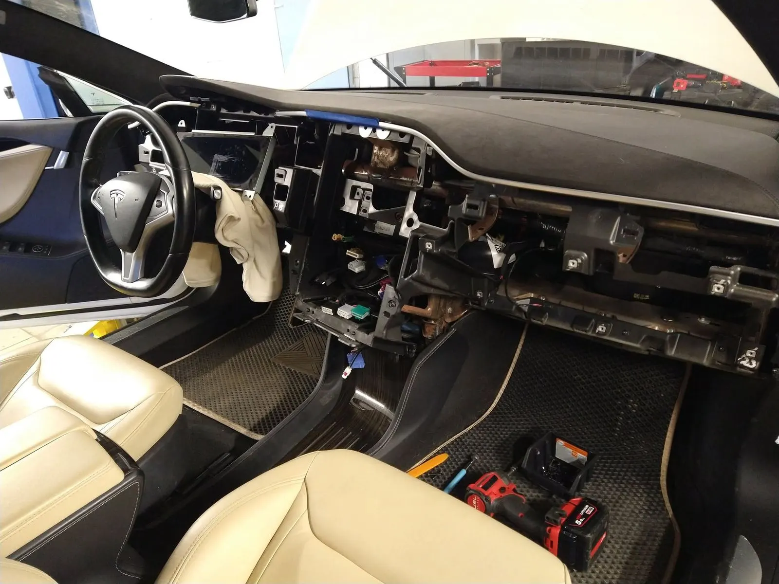 Tesla Model S elektronikos remontas