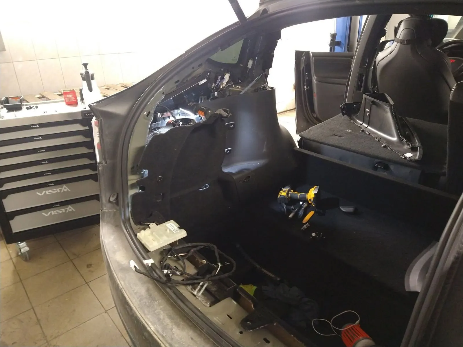 Tesla Model X remontas